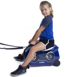 T24-JF600-E0-00-YAMAHA-RACING-KIDS-RIDE-ON-LUGGAGE-Studio-002