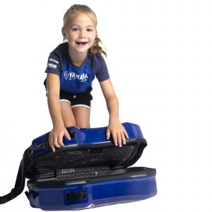 T24-JF600-E0-00-YAMAHA-RACING-KIDS-RIDE-ON-LUGGAGE-Studio-003